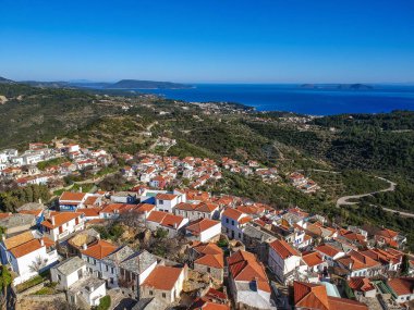 Chora üzerindeki hava panoramik manzarası Alonnisos Adası, Sporades, Magnesia, Yunanistan.