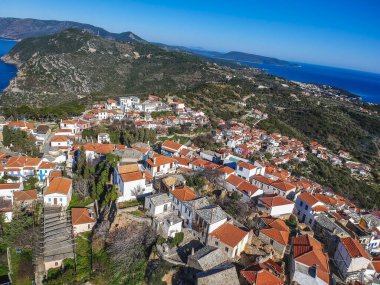 Chora üzerindeki hava panoramik manzarası Alonnisos Adası, Sporades, Magnesia, Yunanistan.