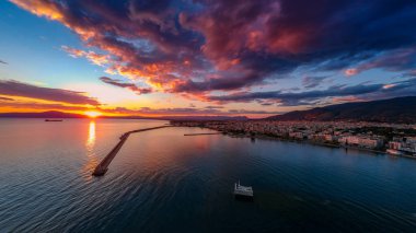 Yunanistan 'ın Kalamata Messinia sahil kenti üzerindeki hava manzarası.