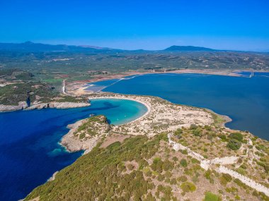 Yunanistan 'ın Pylos kenti yakınlarındaki 13. yüzyıldan kalma bir Frankish kalesi Eski Navarino Kalesi üzerindeki hava manzarası. Messenia 'daki Voidolikia plajının üzerinde bulunduğu stratejik körfezi koruyan iki kaleden biri..