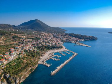 Yunanistan 'ın batı Messenia kentindeki güzel deniz kenti Pilos' un hava manzarası.