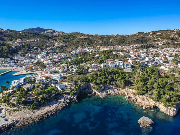 Yunanistan 'ın Alonnisos adasındaki Patitiri kasabasının hava manzarası