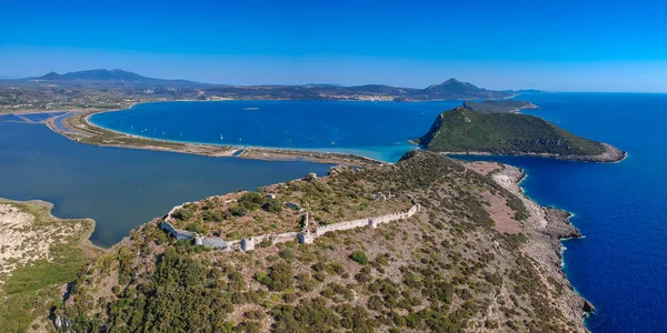 Yunanistan 'ın Pylos kenti yakınlarındaki 13. yüzyıldan kalma bir Frankish kalesi Eski Navarino Kalesi üzerindeki hava manzarası. Messenia 'daki Voidolikia plajının üzerinde bulunduğu stratejik körfezi koruyan iki kaleden biri..