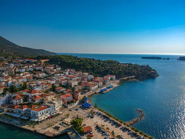 Yunanistan 'ın batı Messenia kentindeki güzel deniz kenti Pilos' un hava manzarası.