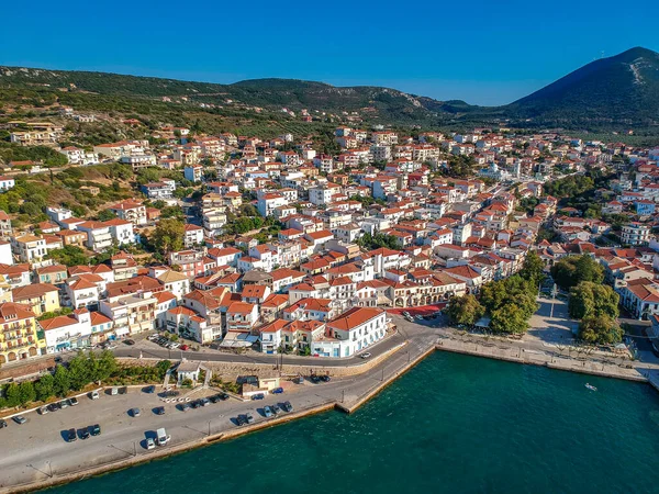 Yunanistan 'ın batı Messenia kentindeki güzel deniz kenti Pilos' un hava manzarası.