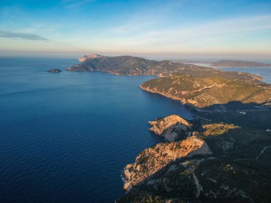 Günbatımında Alonnisos adasının batısında hava aracı görüntüsü. Doğal manzara, güzel kayalık manzara, Sporades 'da muhteşem manzara, Ege denizi, Yunanistan.