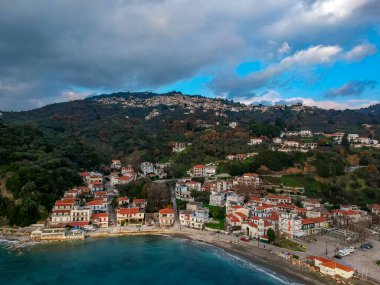 Loutraki sahil köyünün havadan görünüşü ve Glossa 'daki liman kış döneminde. β elos Adası, Sporades, Yunanistan, Avrupa
