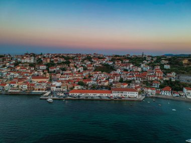 Gün batımında Koroni deniz kenti üzerinde hava manzarası. Koroni, Messenia, Yunanistan, Avrupa