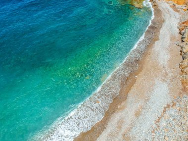 Alonnisos Adası, Yunanistan ve Avrupa 'daki Tsoukalia plajı üzerindeki hava manzarası