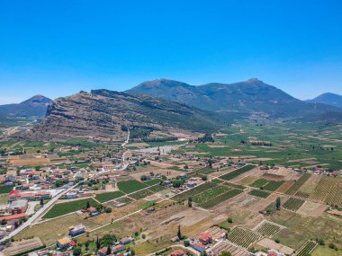 Yunanistan 'ın Mora kentinin kuzeydoğusunda yer alan Nemea' nın havadan görünüşü. Eskiden Cleonae 'nin antik Argolis bölgesinin bir parçasıydı. Bugün ise Corinthia' nın bölgesel biriminde yer alıyor..
