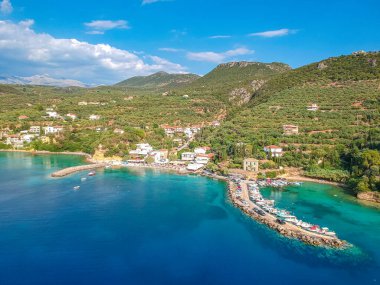 Messenia 'nın Kalamata şehrinden yarım saat uzaklıktaki Kardamili yakınlarındaki güzel sahil köyü Kitries' in panoramik manzarası. Messenian Körfezi, Yunanistan ve Avrupa 'daki şaşırtıcı yaz manzarası