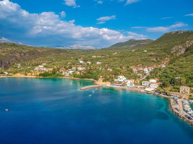 Messenia 'nın Kalamata şehrinden yarım saat uzaklıktaki Kardamili yakınlarındaki güzel sahil köyü Kitries' in panoramik manzarası. Messenian Körfezi, Yunanistan ve Avrupa 'daki şaşırtıcı yaz manzarası