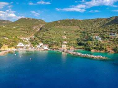 Messenia 'nın Kalamata şehrinden yarım saat uzaklıktaki Kardamili yakınlarındaki güzel sahil köyü Kitries' in panoramik manzarası. Messenian Körfezi, Yunanistan ve Avrupa 'daki şaşırtıcı yaz manzarası