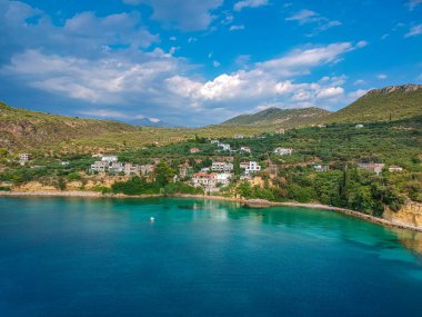 Messenia 'nın Kalamata şehrinden yarım saat uzaklıktaki Kardamili yakınlarındaki güzel sahil köyü Kitries' in panoramik manzarası. Messenian Körfezi, Yunanistan ve Avrupa 'daki şaşırtıcı yaz manzarası