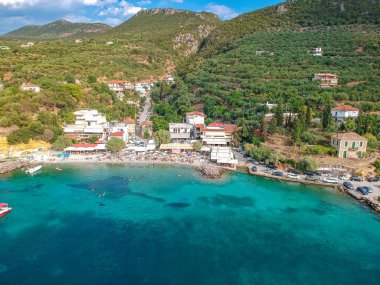 Messenia 'nın Kalamata şehrinden yarım saat uzaklıktaki Kardamili yakınlarındaki güzel sahil köyü Kitries' in panoramik manzarası. Messenian Körfezi, Yunanistan ve Avrupa 'daki şaşırtıcı yaz manzarası