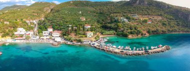 Messenia 'nın Kalamata şehrinden yarım saat uzaklıktaki Kardamili yakınlarındaki güzel sahil köyü Kitries' in panoramik manzarası. Messenian Körfezi, Yunanistan ve Avrupa 'daki şaşırtıcı yaz manzarası