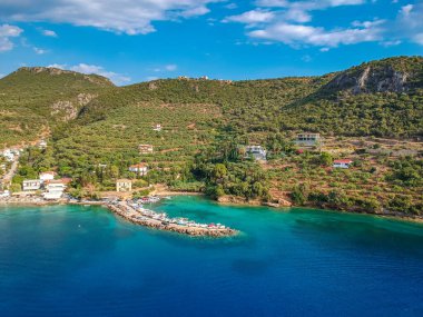 Messenia 'nın Kalamata şehrinden yarım saat uzaklıktaki Kardamili yakınlarındaki güzel sahil köyü Kitries' in panoramik manzarası. Messenian Körfezi, Yunanistan ve Avrupa 'daki şaşırtıcı yaz manzarası