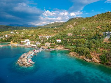 Messenia 'nın Kalamata şehrinden yarım saat uzaklıktaki Kardamili yakınlarındaki güzel sahil köyü Kitries' in panoramik manzarası. Messenian Körfezi, Yunanistan ve Avrupa 'daki şaşırtıcı yaz manzarası