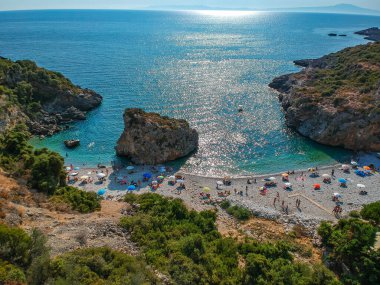 Yüksek turistik yaz döneminde Messenian Mani bölgesindeki Kardamyli köyü yakınlarındaki ünlü kayalık sahil Foneas 'ın hava manzarası. Messenia, Moreloponese, Yunanistan, Avrupa