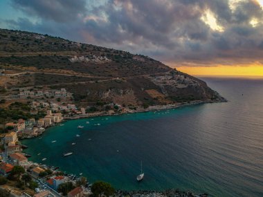 Mani Bölgesi Laconia, Yunanistan ve Avrupa 'daki ünlü Limeni köyü üzerinde ikonik hava manzarası
