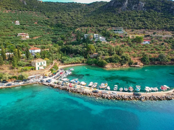 Messenia 'nın Kalamata şehrinden yarım saat uzaklıktaki Kardamili yakınlarındaki güzel sahil köyü Kitries' in panoramik manzarası. Messenian Körfezi, Yunanistan ve Avrupa 'daki şaşırtıcı yaz manzarası