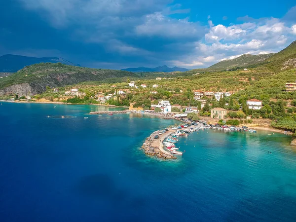 Messenia 'nın Kalamata şehrinden yarım saat uzaklıktaki Kardamili yakınlarındaki güzel sahil köyü Kitries' in panoramik manzarası. Messenian Körfezi, Yunanistan ve Avrupa 'daki şaşırtıcı yaz manzarası