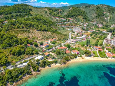 Yunanistan 'ın güneyindeki kayak adası, modern otelleri ve Sporades, Yunanistan ve Avrupa' daki lüks villalarıyla hava manzarası