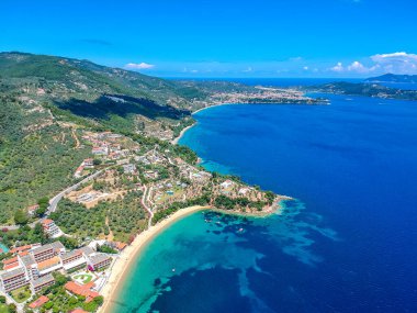 Yunanistan 'ın güneyindeki kayak adası, modern otelleri ve Sporades, Yunanistan ve Avrupa' daki lüks villalarıyla hava manzarası