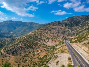 Artemisio Dağı 'ndaki Moreas Otoyolu. Corinth Isthmus 'un batısında başlayan A7, Yunanistan' ın Trablus, Yunanistan ve Avrupa üzerinden Corinth ve Kalamata 'yı birbirine bağlayan Yunan Ulusal Yolu 8A' dan ayrılıyor.