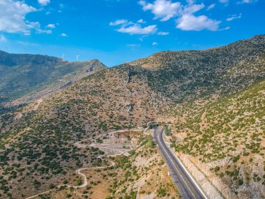 Artemisio Dağı 'ndaki Moreas Otoyolu. Corinth Isthmus 'un batısında başlayan A7, Yunanistan' ın Trablus, Yunanistan ve Avrupa üzerinden Corinth ve Kalamata 'yı birbirine bağlayan Yunan Ulusal Yolu 8A' dan ayrılıyor.