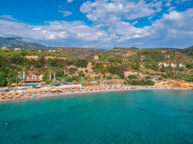 Yunanistan 'ın Messinia kentindeki Santova kıyı şeridi üzerinde hava manzarası. Kalamata kenti, Yunanistan ve Avrupa yakınlarındaki Santova 'da güzel sahil barları ve turistlerin olduğu yaz manzarası