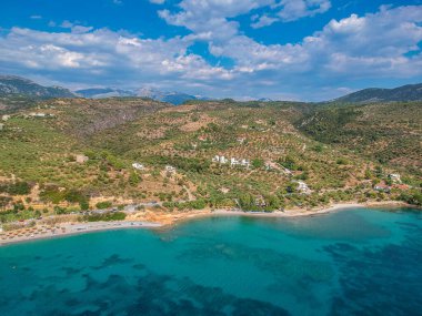 Yunanistan 'ın Messinia kentindeki Santova kıyı şeridi üzerinde hava manzarası. Kalamata kenti, Yunanistan ve Avrupa yakınlarındaki Santova 'da güzel sahil barları ve turistlerin olduğu yaz manzarası