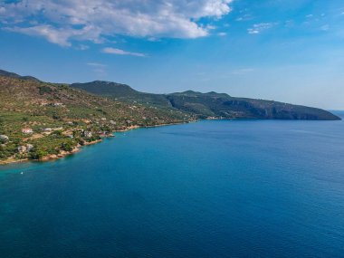 Yunanistan 'ın Messinia kentindeki Santova kıyı şeridi üzerinde hava manzarası. Kalamata kenti, Yunanistan ve Avrupa yakınlarındaki Santova 'da güzel sahil barları ve turistlerin olduğu yaz manzarası