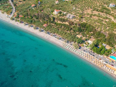 Yunanistan 'ın Messinia kentindeki Santova kıyı şeridi üzerinde hava manzarası. Kalamata kenti, Yunanistan ve Avrupa yakınlarındaki Santova 'da güzel sahil barları ve turistlerin olduğu yaz manzarası