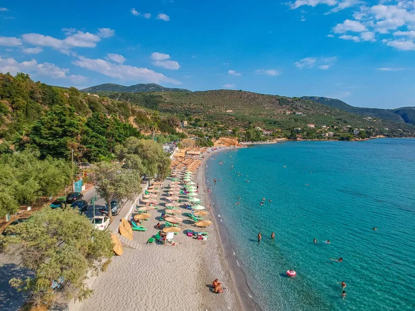 Yunanistan 'ın Messinia kentindeki Santova kıyı şeridi üzerinde hava manzarası. Kalamata kenti, Yunanistan ve Avrupa yakınlarındaki Santova 'da güzel sahil barları ve turistlerin olduğu yaz manzarası