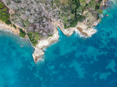 Batı Alonnisos adası ve kaya oluşumu üzerindeki hava manzarası. Doğal manzara, güzel Yunan manzarası, Sporades, Ege denizi ve Yunanistan 'da muhteşem manzara