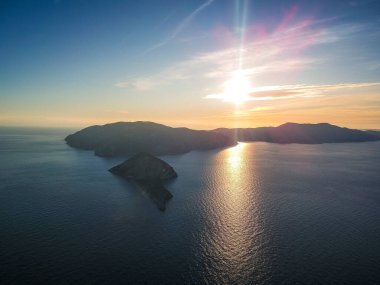 Batı Alonnisos adası ve kaya oluşumu üzerindeki hava manzarası. Doğal manzara, güzel Yunan manzarası, Sporades, Ege denizi ve Yunanistan 'da muhteşem manzara