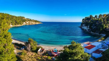 Alonnisos Adası, Yunanistan ve Avrupa 'daki Chrysi Milia plajının panoramik manzarası
