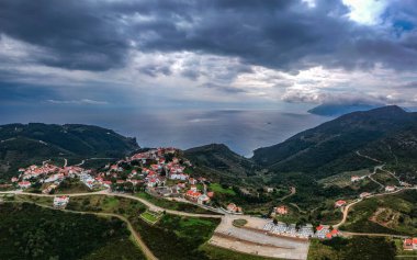Chora üzerindeki hava panoramik manzarası Alonnisos Adası, Sporades, Magnesia, Yunanistan.