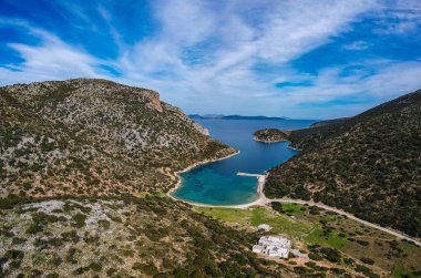 Yunanistan 'ın Alonnisos kentindeki Gerakas limanının hava panoramik manzarası. Sporades Ege Denizi, Yunanistan ve Avrupa 'da kayalık oluşumu ve doğal fiyort benzeri körfeze sahip güzel bir manzara