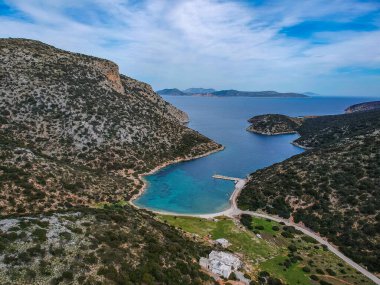Yunanistan 'ın Alonnisos kentindeki Gerakas limanının hava panoramik manzarası. Sporades Ege Denizi, Yunanistan ve Avrupa 'da kayalık oluşumu ve doğal fiyort benzeri körfeze sahip güzel bir manzara