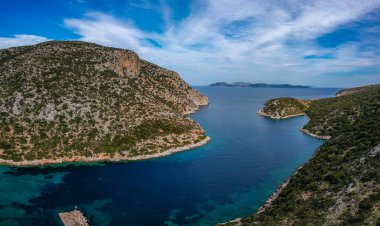 Yunanistan 'ın Alonnisos kentindeki Gerakas limanının hava panoramik manzarası. Sporades Ege Denizi, Yunanistan ve Avrupa 'da kayalık oluşumu ve doğal fiyort benzeri körfeze sahip güzel bir manzara
