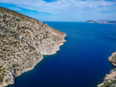 Yunanistan 'ın Alonnisos kentindeki Gerakas limanının hava panoramik manzarası. Sporades Ege Denizi, Yunanistan ve Avrupa 'da kayalık oluşumu ve doğal fiyort benzeri körfeze sahip güzel bir manzara