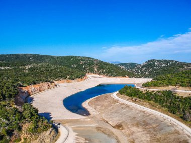 Yunanistan 'ın Alonnisos adasındaki insan yapımı gölün panoramik manzarası. Proje, Alonnisos, Sporades, Yunanistan ve Avrupa adasındaki su sıkıntısına çözüm olarak kuruldu.