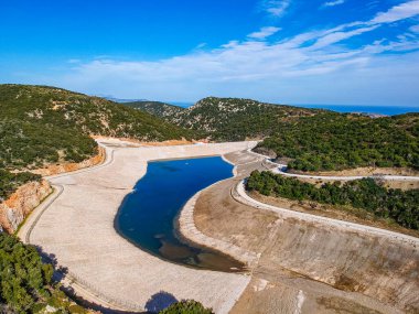 Yunanistan 'ın Alonnisos adasındaki insan yapımı gölün panoramik manzarası. Proje, Alonnisos, Sporades, Yunanistan ve Avrupa adasındaki su sıkıntısına çözüm olarak kuruldu.