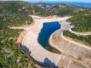 Yunanistan 'ın Alonnisos adasındaki insan yapımı gölün panoramik manzarası. Proje, Alonnisos, Sporades, Yunanistan ve Avrupa adasındaki su sıkıntısına çözüm olarak kuruldu.