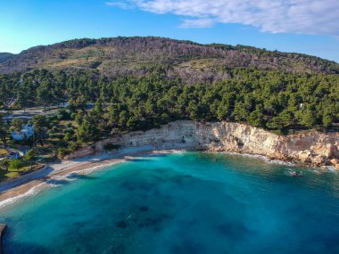 Spor, Yunanistan ve Avrupa 'daki koronavirüs salgınına karşı alınan önlemler nedeniyle Alonnisos adasındaki Marpounda plajında terk edilmiş plaj ve modern tatil beldeleri
