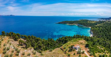 Spor, Yunanistan ve Avrupa 'daki koronavirüs salgınına karşı alınan önlemler nedeniyle Alonnisos adasındaki Marpounda plajında terk edilmiş plaj ve modern tatil beldeleri