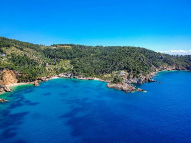 Chrisi Milia plajı ve Alonnisos adası, Sporades, Yunanistan ve Avrupa 'daki kayalık alan üzerindeki hava aracı görüntüsü