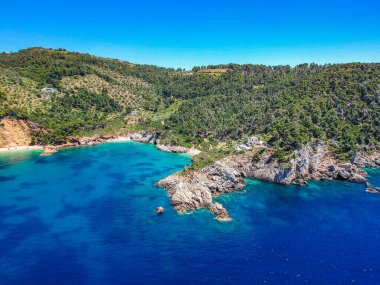 Chrisi Milia plajı ve Alonnisos adası, Sporades, Yunanistan ve Avrupa 'daki kayalık alan üzerindeki hava aracı görüntüsü